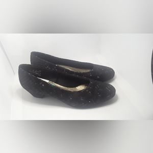 NWT black pumps